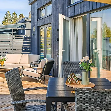 Merikruunun Taehdistoehuvila Mimosa 37